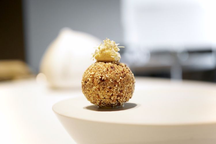 Crocchetta di patate, panatura di mais, fiori di sambuco ed emulsione di pepe
