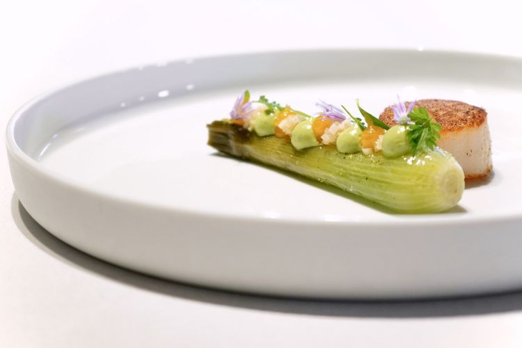 Capasanta arrostita, cipollotto speziato cotto nell'olio al cipollotto, fondo di pollo e yuzu, confettura di kumquat, maionese alla lattuga, battuta di zenzero candito e di zenzero fresco