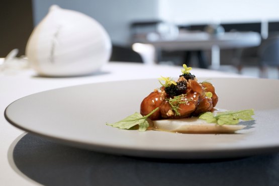 Di altissimo livello questa Animella di vitello arrosto, quinoa soffiata, asparagi bianchi, pasta di pistacchio, caramello al pistacchio, foglie di senape e caviale