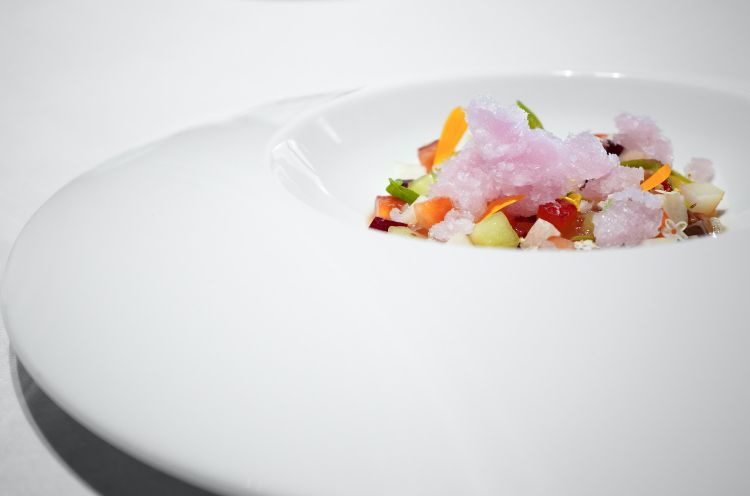 Zuppetta di frutta e verdura, gel di pesca e sambuco, germogli, semi di girasole sabbiati, granita al glicine fermentato