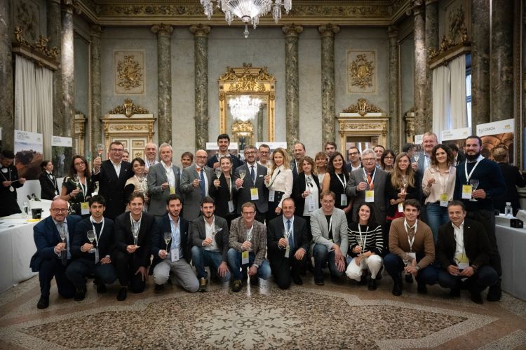 Foto di gruppo dei produttori all'apertura del