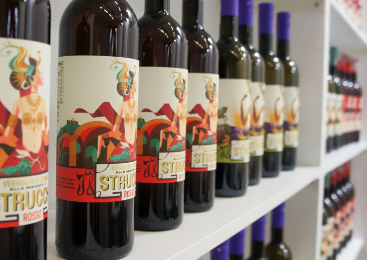 Le etichette dei Vermouth rosso e bianco, 