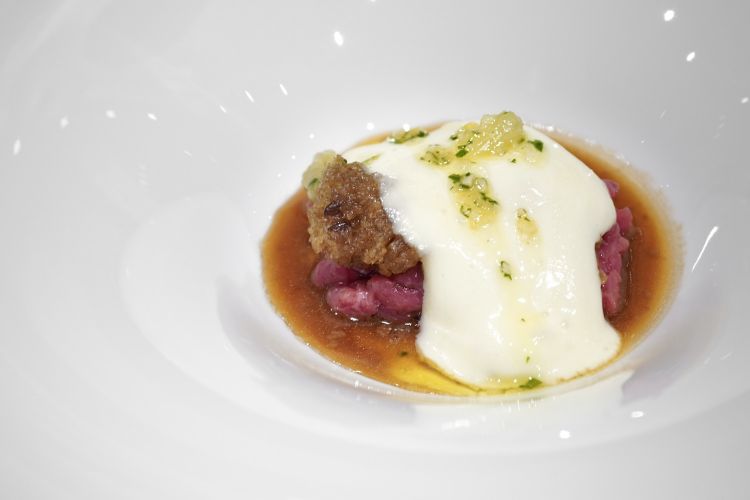 Tartare e midollo: tartara di reale, salsa di midollo, vellutata di patata affumicata e gremolada (aglio, prezemolo e zest di limone). Piatto molto piacevole ed equilibrato, con la fota del fumo che dà una spinta in più
