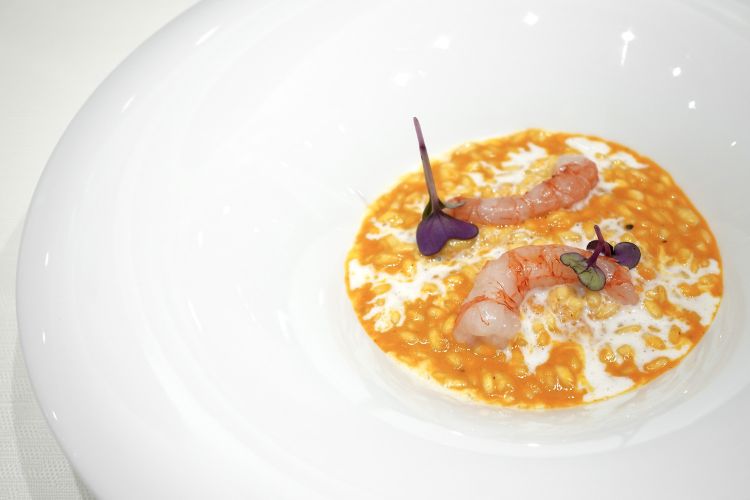 Risotto, carote, rafano e gambero crudo: bell'idea, interessante, ma da perfezionare. Nei primi bocconi il rafano regge l'invadenza dolce della carota, che però poi prende il largo, coprendo anche il gambero
