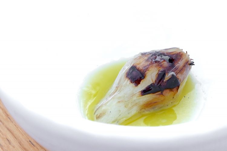 Cipollotto alla brace, sale, olio e limone
