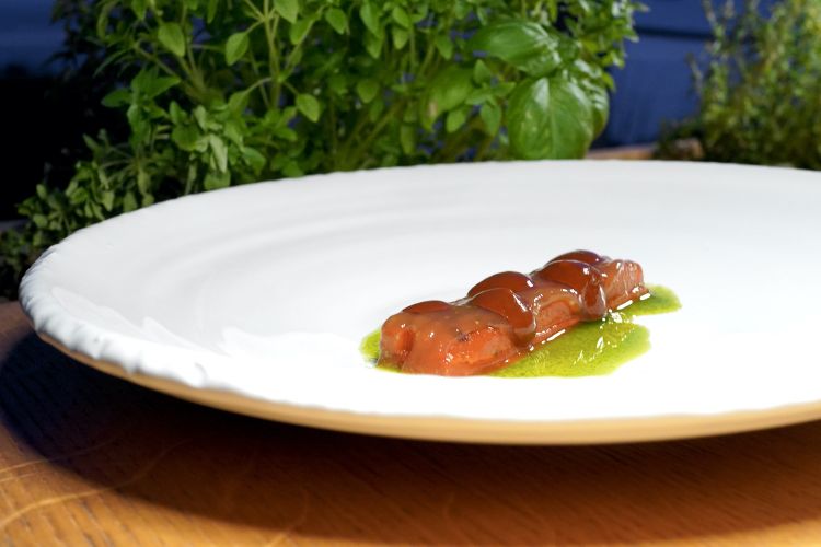 Roasted pepper: that is to say chargrilled pepper matured for one week in a paste of pepper extract, then pepper glaze with lime, cream of dried peppers and parsley oil. Paired with a sage "cordial"