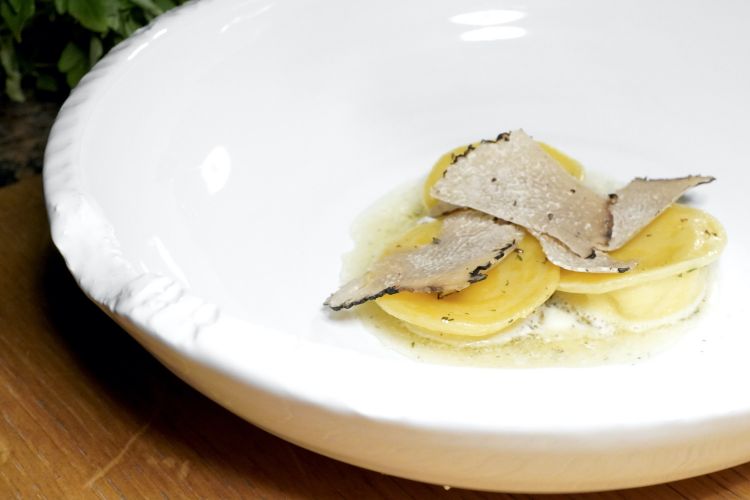 Un piatto "normale", quindi non proprio in linea con la degustazione: Tuorlo, burro e tartufo. Sono ottimi ravioli ripieni di tuorlo e pepe e conditi con burro acido e tartufo nero. Buonissimi, ma perché? L'abbinamento è con il "Bloody Mary" di prima, che in questo caso non è però gasato
