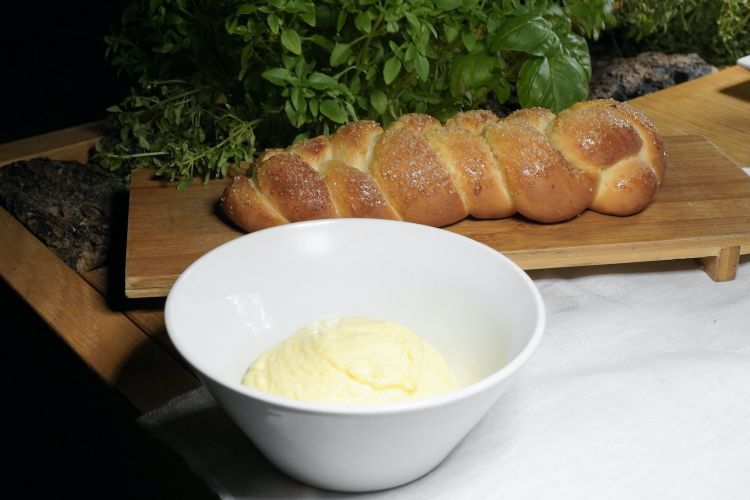Warm brioche with mango sauce