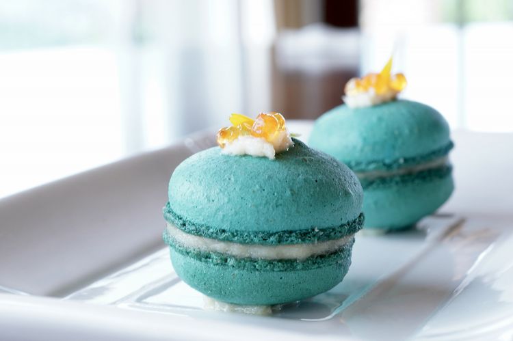 Macaron con paté di trota e le sue uova
