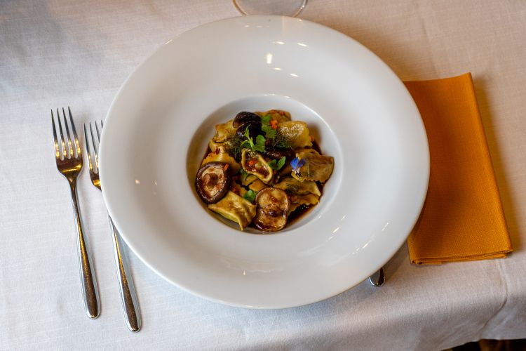 Il piatto che vale il viaggio: Plin di ricotta e funghi con fondo bruno alla liquirizia
