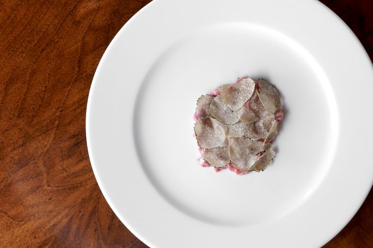 Arrosto crudo, siamo ancora nel campo della reinterpretazione dei classici: qui un carpaccio di fassona marinato nell'olio di arrosto e con tartufo nero estivo. L'approccio di Ferrari è sempre molto rispettoso della tradizione, ma dritto sulla contemporaneità
