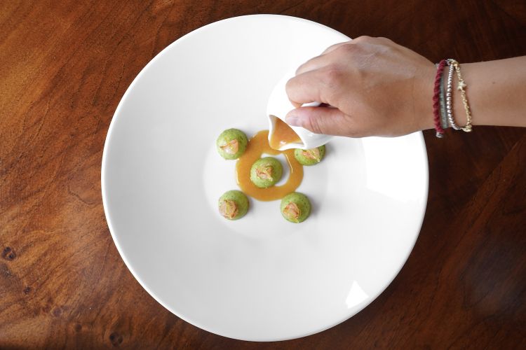 Eccellente questo Bon-Bon: gnocchi di zucchine trombetta al vapore, gamberi crudi di Mazara del Vallo, limone candito, ristretto di pesca allo zafferano e pomodoro
