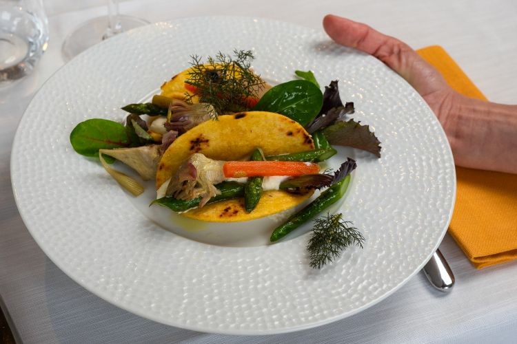 Tra gli antipasti,&nbsp;Tacos di mais, yogurt greco, asparagi e giardiniera
