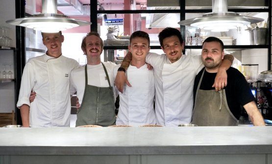 Lo chef Lorenzo Vecchia e il suo team
