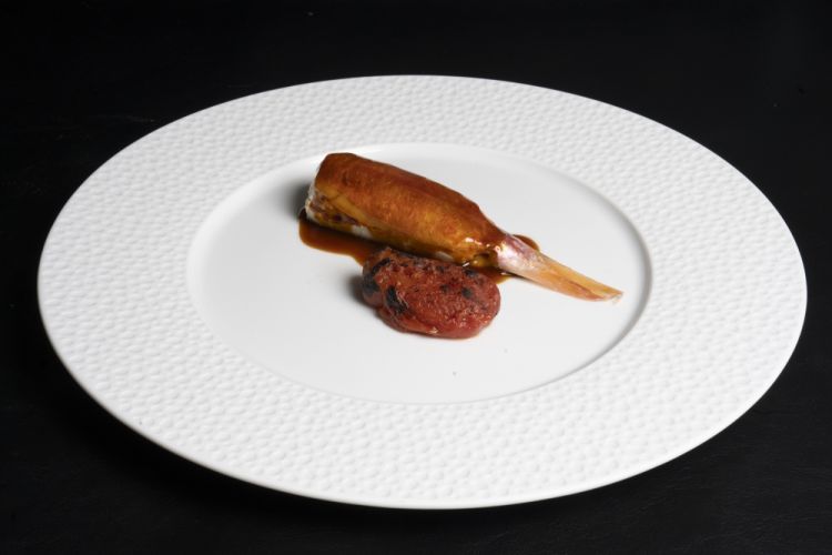 Triglia con salsa di zuppa di pesce e pomodoro San Marzano alla brace
