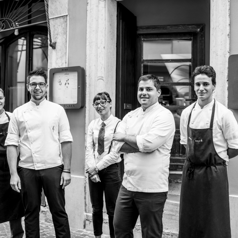 Lo staff, praticamente al completo, del Rose Salò: da sinistra Elisa Zanelli (agli antipasti), lo chef Marco Cozza, Sandra Sanna che gestisce la sala, lo chef Andrea De Carli, Francesco Di Maggio che si occupa della pasticceria