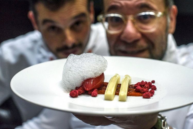 Una Cheesecake di capra con lampone, peperoncino e zenzero, dolce di Jordi Butron, quello con gli occhiali (foto Marta Bacardit per Tast a la Rambla)
