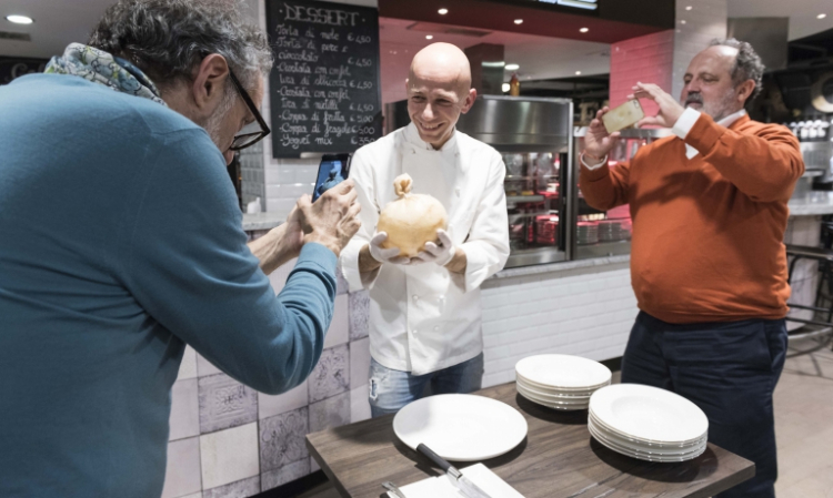 La Cacio e pepe in vescica di maiale di Riccardo Camanini fotografata da Massimo Bottura e Paolo Marchi
