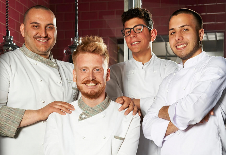 De Riggi, secondo da sinistra, con il suo staff