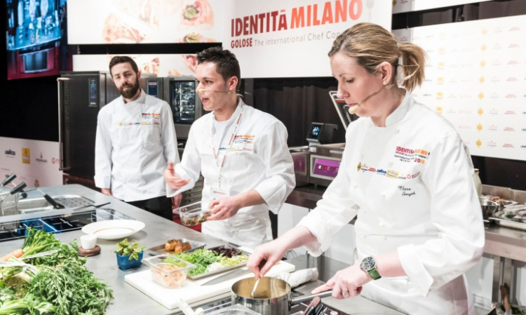 Clare Smyth sul palco di Identità Milano 2018 con Davide Franco e Antonio Acquaviva, che lavorano con lei al Core. Sono due pugliesi classe 1986, nella foto quello barbuto è Davide Franco da Trani, che in 92 Kensington Park Road è restaurant manager, e l'altro è Antonio Acquaviva da Bisceglie, una delle colonne portanti della cucina (foto Brambilla-Serrani)
