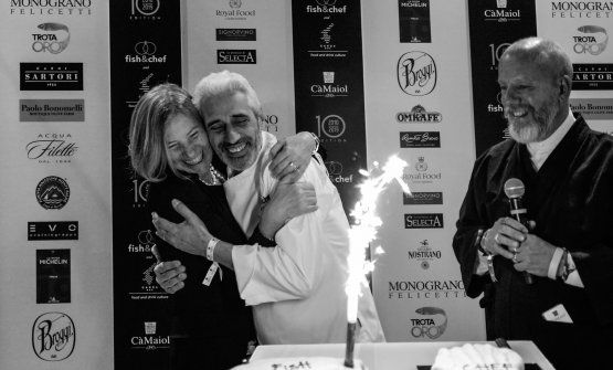 Elvira Trimeloni e Leandro Luppi immortalati mentre festeggiano i 10 anni di Fish & Chef sotto gli occhi di Stefano Vegliani
