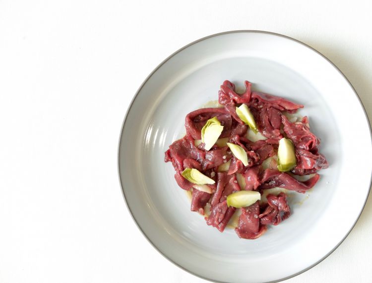 Cuore d’asino al profumo di camino, cotogne alla senape. Il cuore, cotto 35 minuti a 65°, è condito con olio ai sentori di brace, poi crema di mele cotogne alla senape e cavoletti di Bruxelles fermentati
