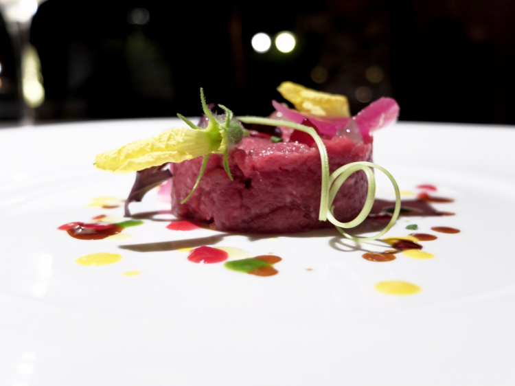 Tartare di cavallo battuta al coltello, salsa di cipolle dolci e ciliegie