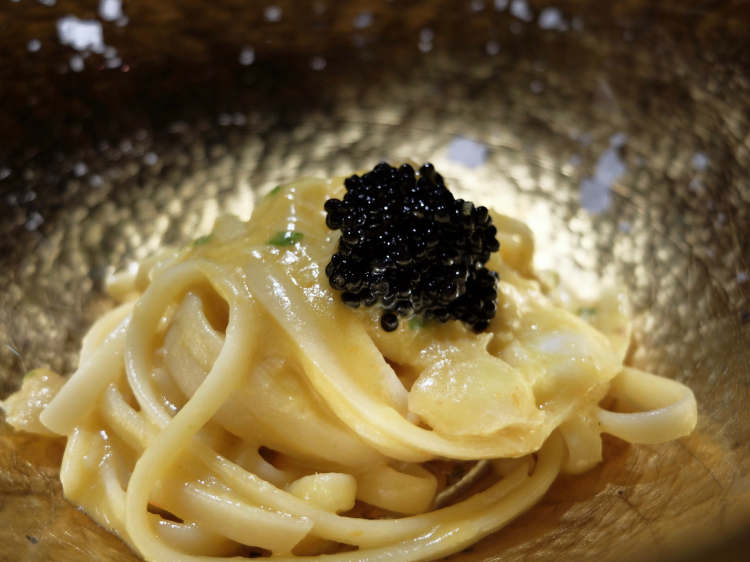 Linguine di Gragnano al sugo di pomodori gialli, merluzzo e caviale
