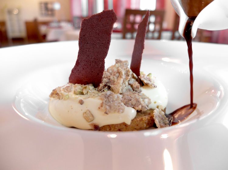 Non è un Tiramisù, uno dei classicissimi di Pilati, in effetti davvero eccellente. È un tiramisù senza savoiardi, ma con le fregolotte, una pasta frolla alle mandorle tipica del Trevigiano. Poi crema di mascarpone, caffè caldo, ventagli di cioccolato, polvere di pistacchi, fiocchi di cereali... Difficile cambiare ricette cult: lo chef c'è riuscito, questo dolce è senza dubbio più interessante dell'originale
