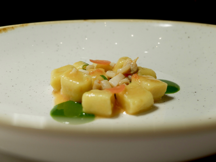 Gnocchetti di patate con frutti di mare in bianco, salsa alle erbe di campo e petali di ravanello fermentato (è lo sviluppo di un piatto nato nel 2003)
