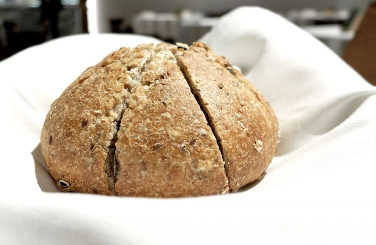 La pagnotta maison, con lievito madre e farina integrale e cereali
