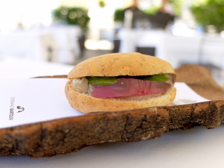 Il mare in un panino: sgombro affumicato al legno di ulivo, cipolla di Tropea e radicchietto