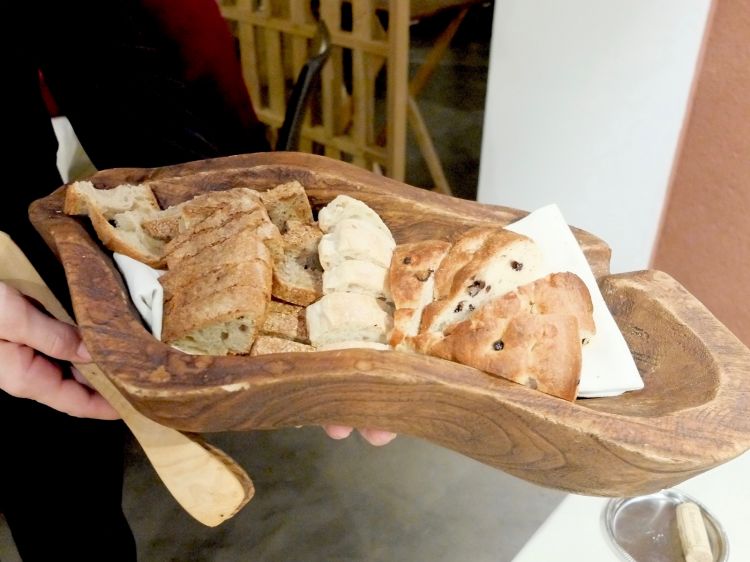 Il cestino del pane: bianco con scorza d'arancia, poi pere e noci, casereccio e focaccia ai mirtilli fermentati
