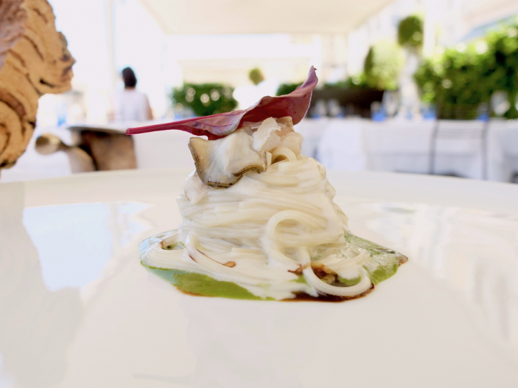 Spaghettino freddo alle ostriche, insalata liquida, riduzione di acerto balsamico
