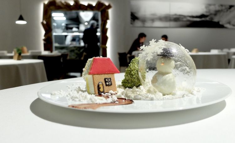 Boule de neige: sfera di zucchero, il pupazzo è di cioccolato bianco, la pralina alla nocciola e caffè, l'albero di gelato al pistacchio e tè Matcha, le strade e le case di cioccolato con vaniglia e crumble
