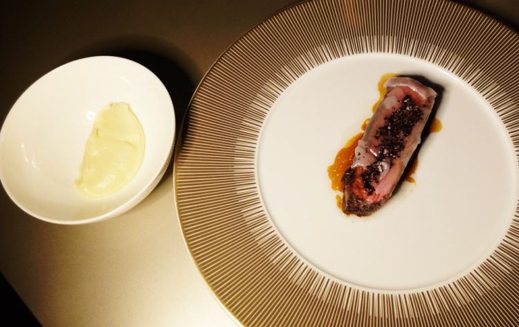 Bavette di manzo grigliata, lardo, grasso d’anatra, bucce di Nebbiolo fermentate nel Testun