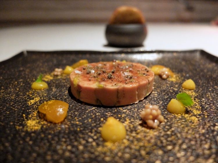 Foie gras e frutta secca, atto terzo: terrina di foie gras e pistacchio, semi di mostarda, kumquat, pane all'anice e caffè
