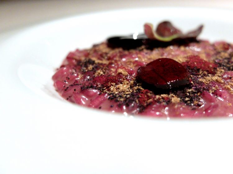 Risotto al radicchio rosso e robiola, polvere di semi di coriandolo, gel di rapa rossa
