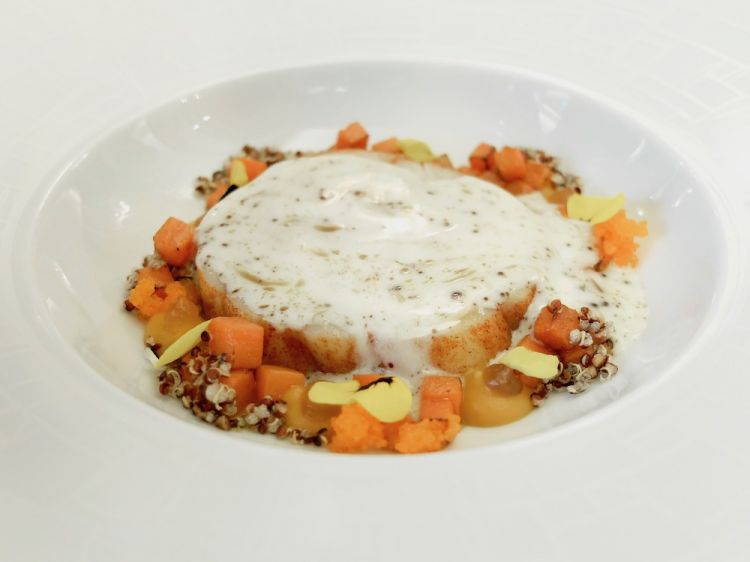 Merluzzo di coffa cotto sottovuoto con lardo e paprika, concassé di zucca, crema di zucca, quinoa croccante, acqua di provola affumicata, olio di semi di zucca. Bellissimo equilibrio tra tutte le componenti
