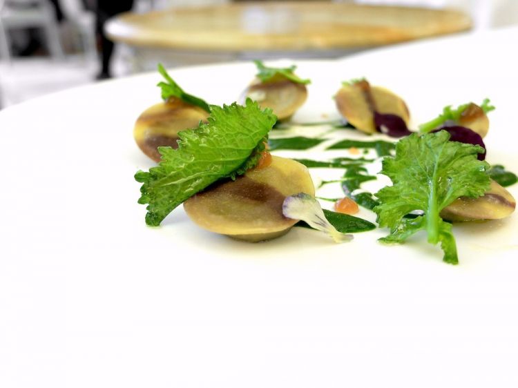 Ravioli di pasta all'uovo e cacao, coda alla vaccinara affumicata, crema di cime di rapa, crema di provolone del Monaco, gel di Marsala
