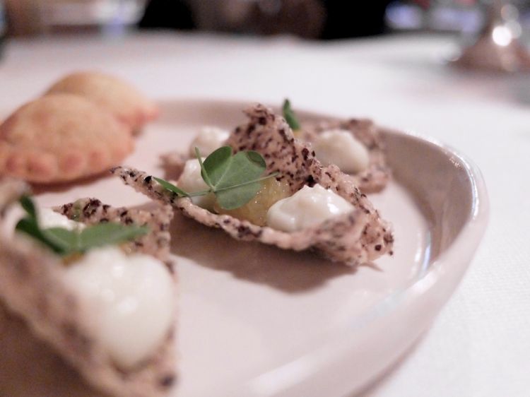 Chips di quinoa, caviale di luccio e burrata
