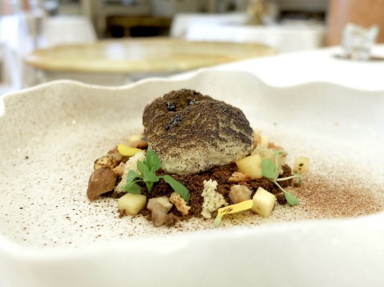 Finto tartufo, crumble al cioccolato salato, pisto di spezie, bavarese di tartufo, cachi e aceto balsamico invecchiato
