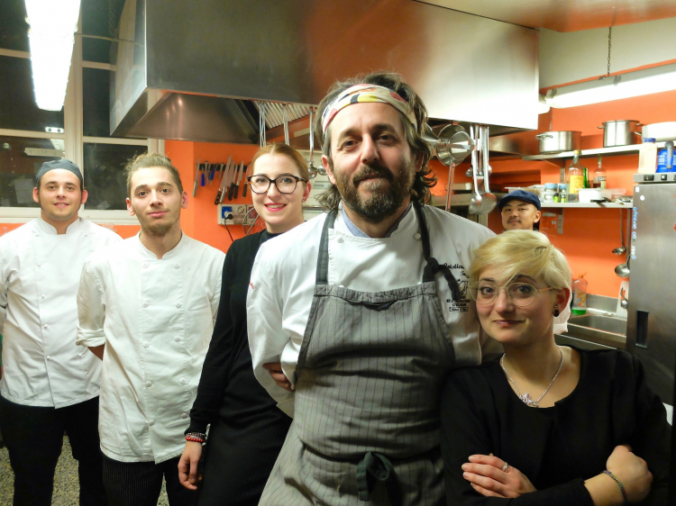 Cristiano Tomei e staff, nella foto di Tanio Liotta: da sinistra Luca Del Padrone, Leonardo Gasperoni, Giulia Magoga, lo chef e Alice Fatticcioni, che governa la cantina, interessantissima. Manca il sous Koki Fujishima