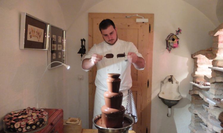 Lo chef prepara un magnum alla fontana del cioccolato
