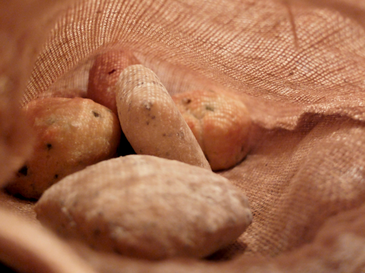 Ottimi i panini maison: ai semi di chia, alla cipolla, poi focaccine alle olive e pane bianco. Il tutto con burro al cirmolo

