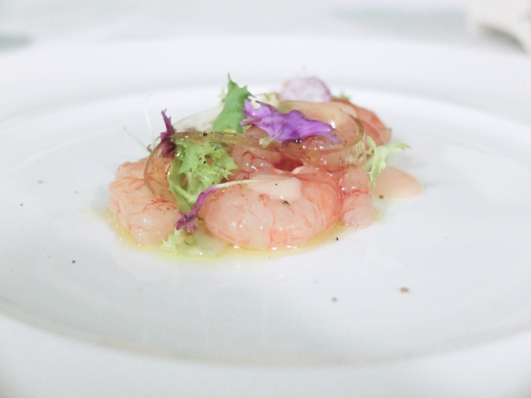 Crudo di gamberi, indivia riccia, maionese di pesca, gel di vino bianco, pepe di Sichuan e olio Lorenzo
