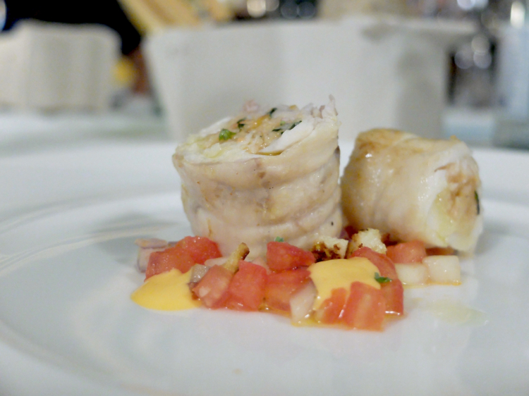 Falsomagro di rana pescatrice, pangrattato e caciocavallo con panzanella estiva di cetrioli, pomodoro e cipolla
