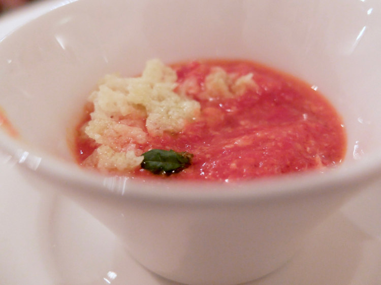 Deliziosa la Zuppa di pomodoro con uovo e ragusano. Una specie di ode al gusto tradizionale siciliano
