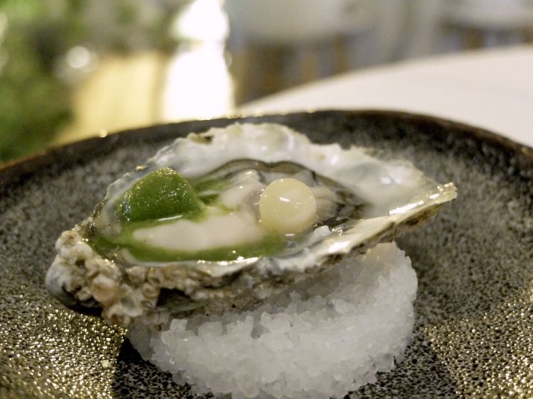 Kanazawa: ostrica Gillardeau al naturale, lime e peperoncino, sorbetto alla menta e finta perla di marzapane. Il sorbetto alla menta riproduce le nevi di Kanazawa, in Giappone
