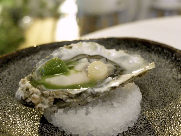 Kanazawa: ostrica Gillardeau al naturale, lime e peperoncino, sorbetto alla menta e finta perla di marzapane. Il sorbetto alla menta riproduce le nevi di Kanazawa, in Giappone
